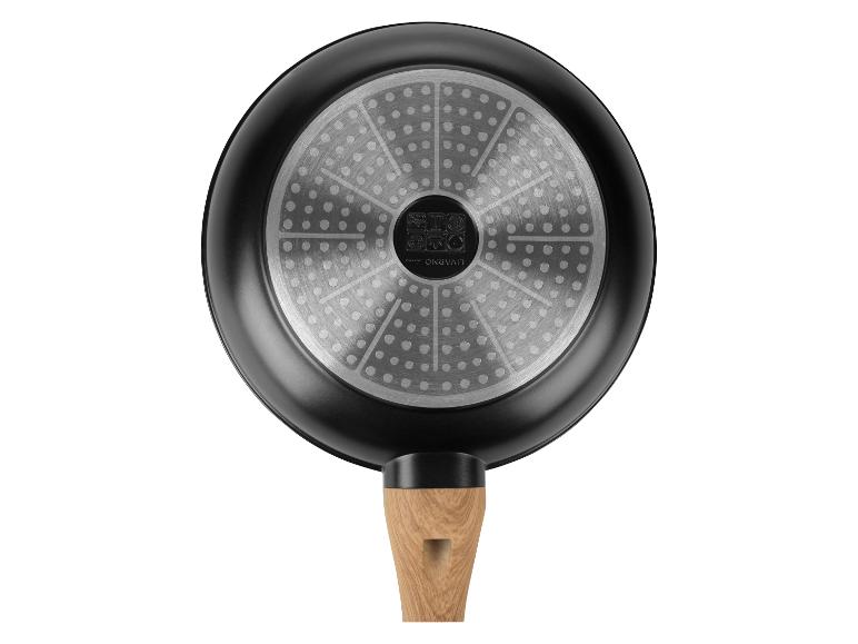 Zwarte Livarno Lux koekenpan met houten handvat.