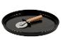 Zwarte pizzaplaat met een pizzaroller met houten handvat.