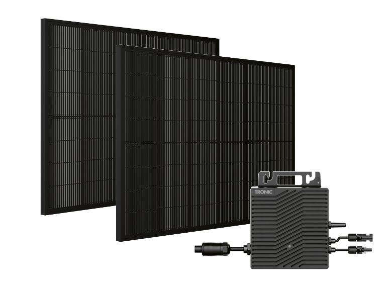 Twee zwarte zonnepanelen met een zwarte TRONIC omvormer.