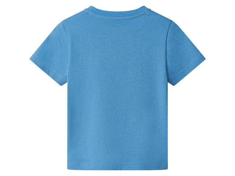 Achterkant van een blauw katoenen T-shirt met korte mouwen voor kinderen.