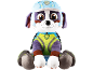 Zittende pluche hond met blauwe helm en groen-paars pak.