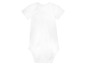Een wit babypakje met korte mouwen.
