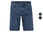 Donkerblauwe en navyblauwe jeans shorts.
