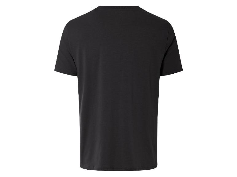 Zwart t-shirt met korte mouwen.