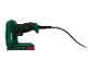 Groen-zwart elektrisch nietpistool met snoer, geschikt voor nietjes type 53 (6-14mm) en nagels type 47 (14-15mm).