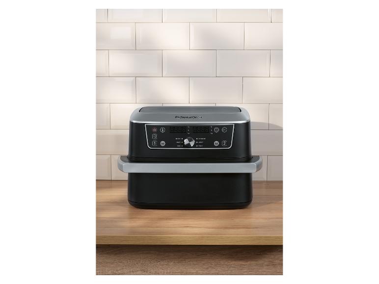 Zwarte SilverCrest airfryer op een houten aanrecht.