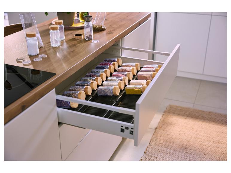 Lade-organizer voor kruidenpotjes in een moderne keuken.