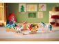 Fantasiefiguren zoals draken, eenhoorns en griffioenen op een tafel met kindertekeningen.