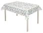 Tafel met een bloemig tafelkleed.