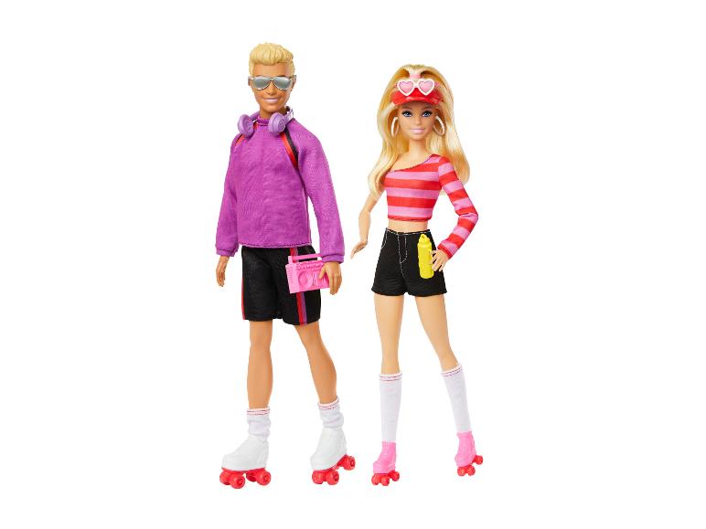 Twee poppen, een mannelijke en een vrouwelijke, op rolschaatsen en in casual kleding.