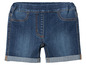 Een paar blauwe denim shorts met opgerolde pijpen.
