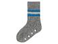 Grijze sok met blauwe strepen en antislip stippen.