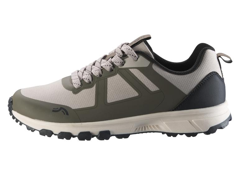 Kaki en beige wandelschoen op een witte achtergrond