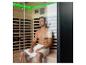Man zit in infraroodsauna met groene LED-verlichting.
