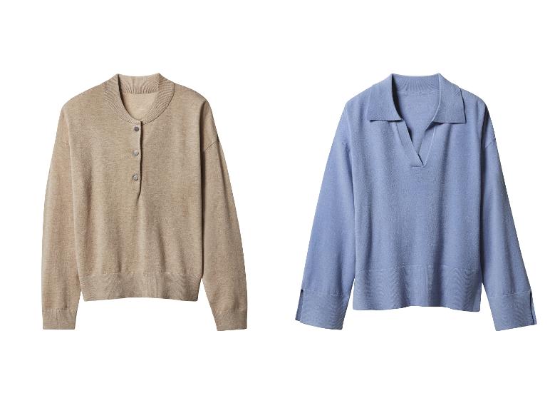 Twee gebreide truien, een beige met knopen en een blauwe met kraag.
