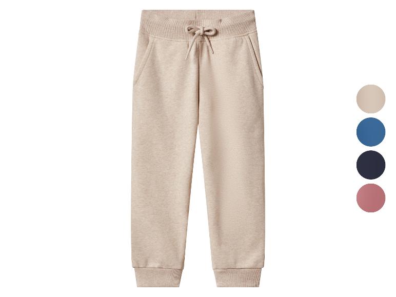 Beige joggingbroek met trekkoord en geribde boorden, met kleurstalen ernaast.