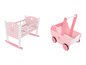 Een roze houten wieg en kinderwagen voor poppen.