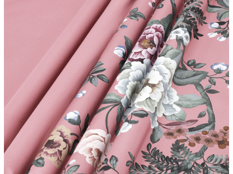 Roze stof met bloemenpatroon, gevouwen in plooien.