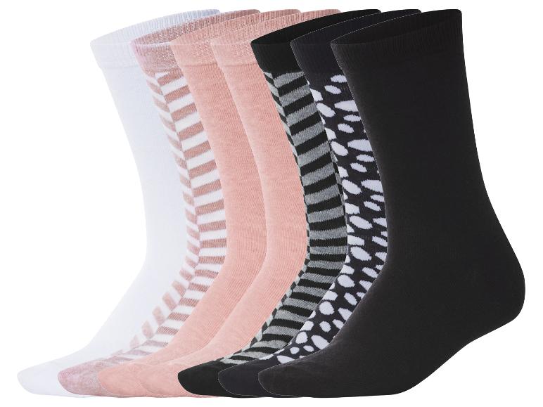 Set van zes paar sokken in diverse designs: witte, roze gestreepte, roze, grijze gestreepte, zwarte stippen en zwarte.