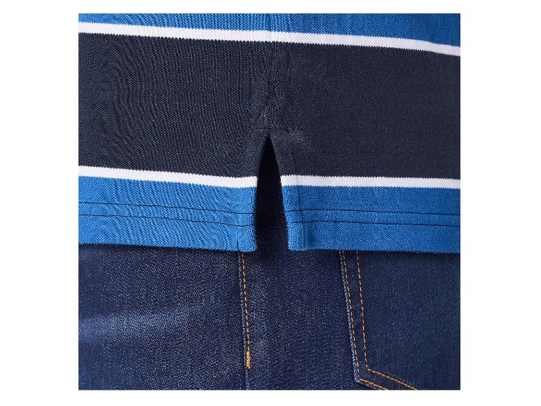 Marineblauw, blauw en wit gestreept poloshirt met zijsplitten, gecombineerd met jeans.