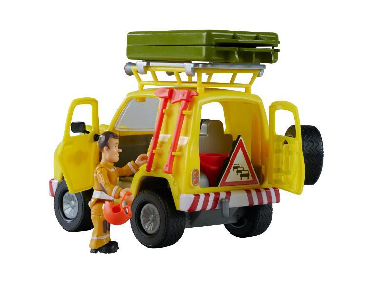 Een kleine gele plastic auto met een brandweermanfiguur en uitrusting.