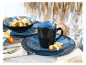 Schaal, mok en borden van donkerblauw keramiek.