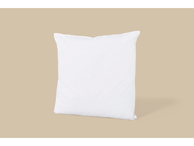 Een wit kussen op een beige achtergrond.