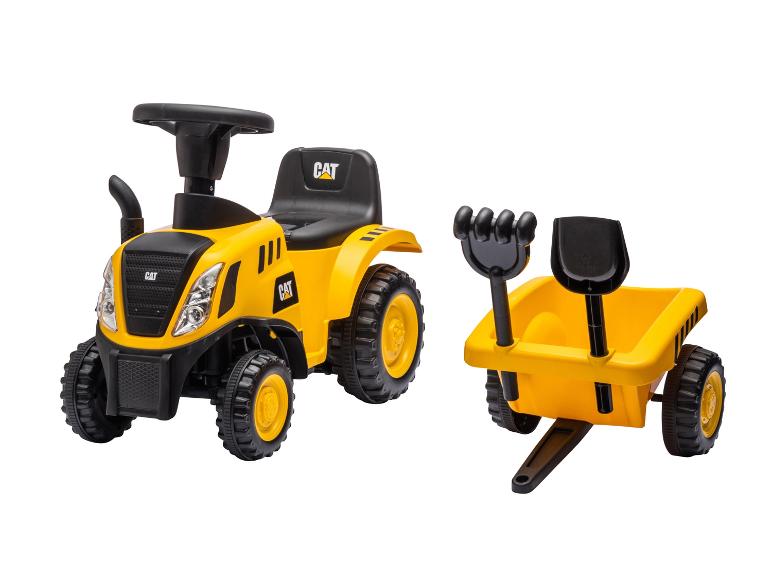 Gele zitmaaier tractor met aanhanger en speelgereedschap.