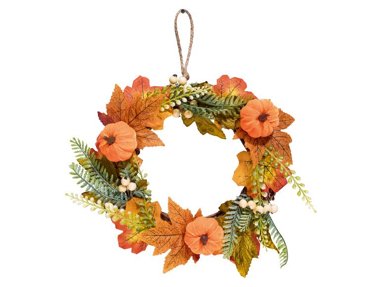 Herfstkrans met oranje bladeren, kleine pompoenen en bessen