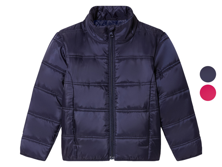 Een donkerblauwe gewatteerde jas met rits.