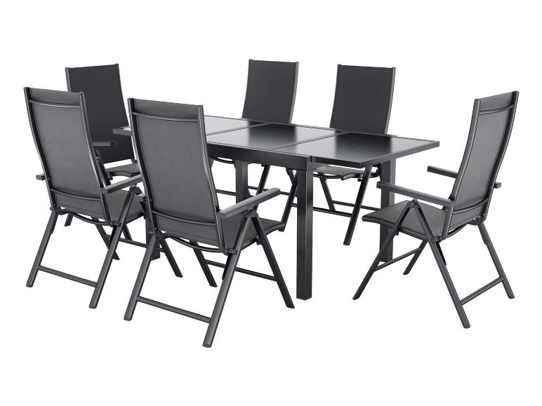 Donkergrijze tuineetset met een rechthoekige tafel en zes klapstoelen.