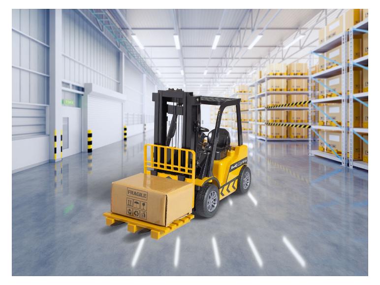 Gele heftruck met een kartonnen doos in een magazijn met rekken vol dozen.