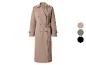 Lange beige double-breasted trenchcoat met ceintuur en bruine knopen.