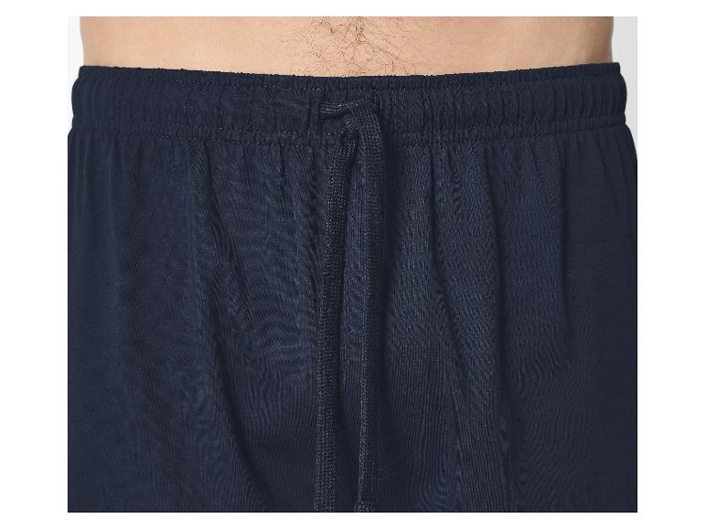 Elastische tailleband van een blauwe pyjamashort met trekkoord.