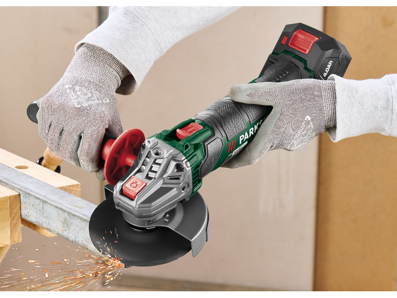 Handen in handschoenen gebruiken een haakse slijper om een metalen staaf te snijden, met vonken.
