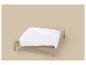 Wit dekbed op een houten bed met beige lakens.