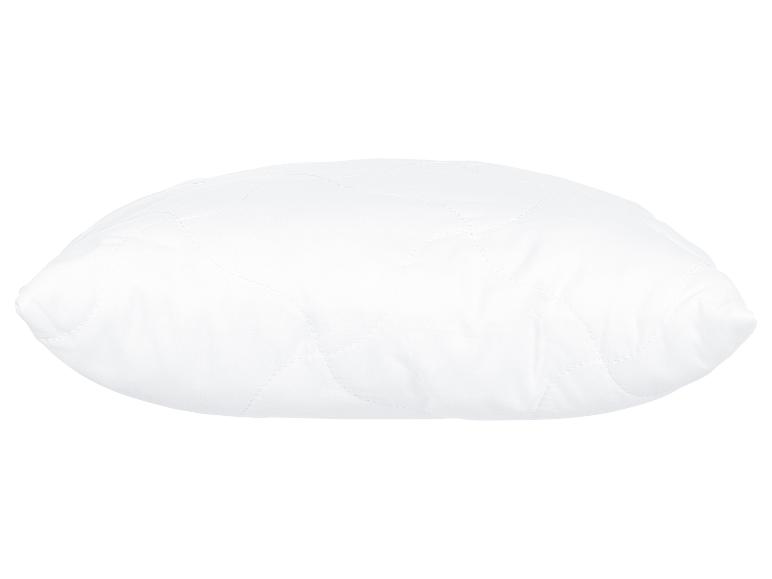 Wit gewatteerd kussen.
