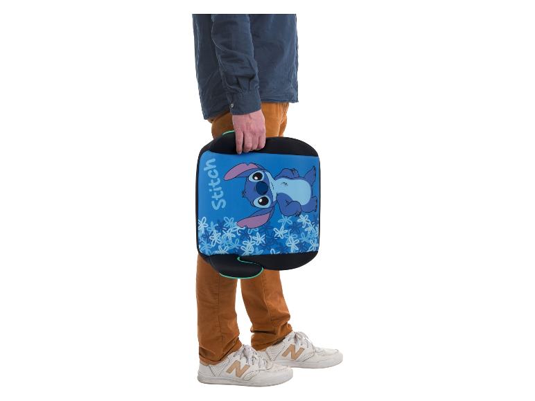 Man draagt een blauw kinderzitje met Stitch-ontwerp.