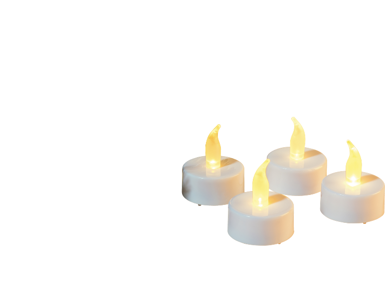 Vier witte, flikkerende LED-kaarsen, gerangschikt in een groep.