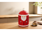 Kerstman koekjespot op een houten aanrecht met koekjes en een plant.