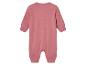 Roze baby jumpsuit met lange mouwen.