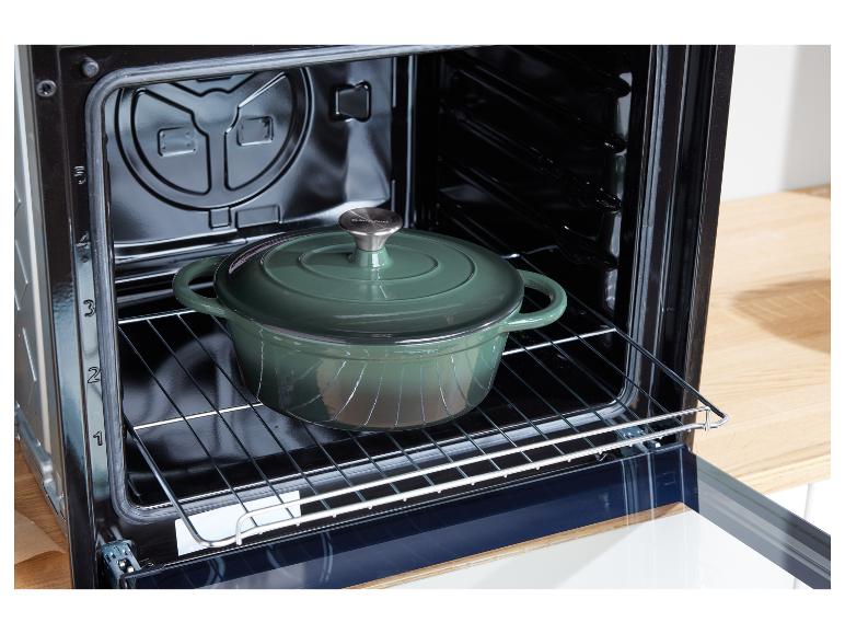 Een oven met een olijfgroene gietijzeren pot van Starcrest.