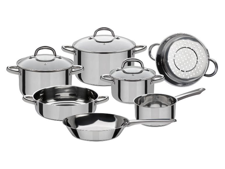 Een set roestvrijstalen potten, pannen en een stoommandje met glazen deksels.