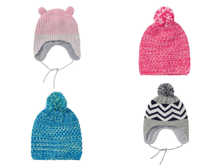 Vier gebreide wintermutsen met pompoen en oorflappen.