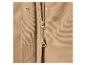 Close-up van een beige jas met gouden ritsen en drukknopen.