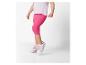 Kind in roze capri leggings en witte sneakers.