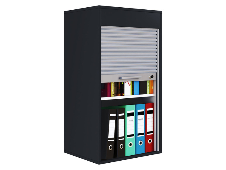 Een zwarte metalen kast met rolluik, gevuld met ringbanden en boeken.