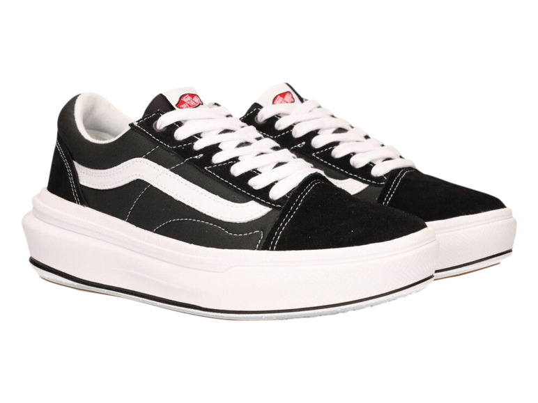 Zwarte Vans Old Skool sneakers met witte accenten.