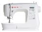 Witte naaimachine met digitaal display en diverse steekpatronen.