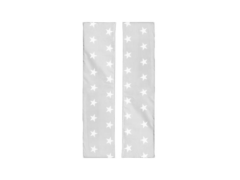 Twee grijze gordijnpanelen met witte sterren